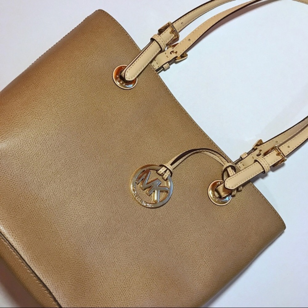 Michael Kors Beige Tote/Handbag - EUC